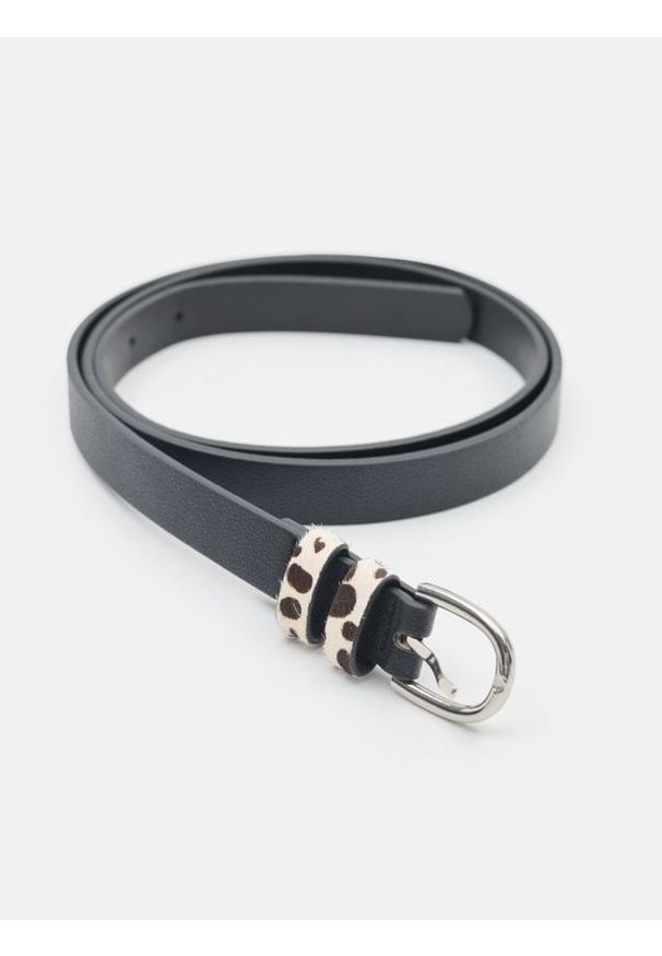 Sinsay - Pasek z imitacji skóry z motywem krowy - czarny. Kolor: czarny. Materiał: skóra