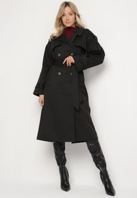 Born2be - Czarny Dwurzędowy Płaszcz Trencz z Wiązanym Paskiem Rozcięciem i Klapą Terezi. Okazja: na co dzień. Kolor: czarny. Materiał: jeans. Styl: klasyczny, elegancki, casual #4