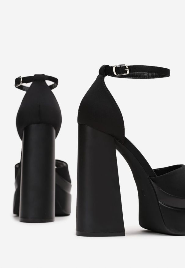 Born2be - Czarne Sandały Calyllis. Okazja: na imprezę. Zapięcie: pasek. Kolor: czarny. Materiał: materiał. Sezon: lato. Obcas: na platformie