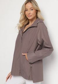 Born2be - Jasnobrązowa Kurtka w Stylu Wiatrówki z Odpinanym Kapturem Ndivisa. Okazja: na co dzień. Kolor: brązowy. Materiał: jeans. Styl: klasyczny, casual #6