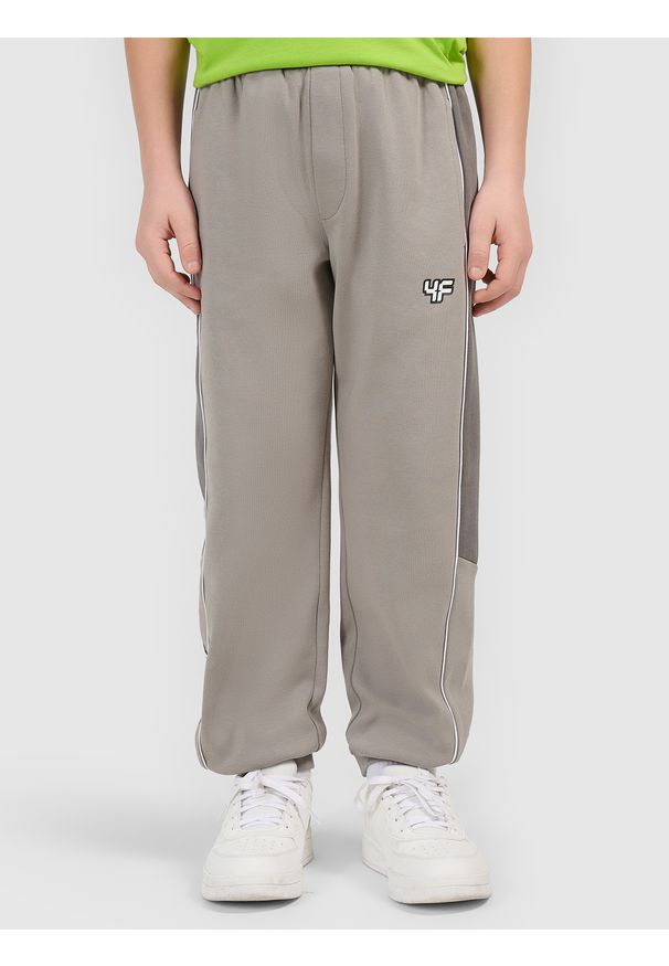 4f - 4F Spodnie dresowe joggery chłopięce - szare 152 (11-12 lat). Okazja: na co dzień, na uczelnię. Kolor: szary. Materiał: dresówka. Sezon: lato. Styl: casual