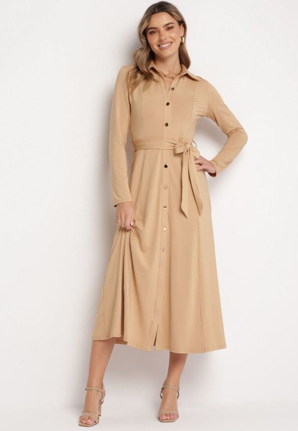 Born2be - Beżowa Sukienka Maxi o Koszulowym Fasonie z Wiązaniem mZynlee. Okazja: na co dzień. Kolor: beżowy. Materiał: wiskoza, dzianina. Typ sukienki: koszulowe. Styl: elegancki, casual, klasyczny. Długość: maxi