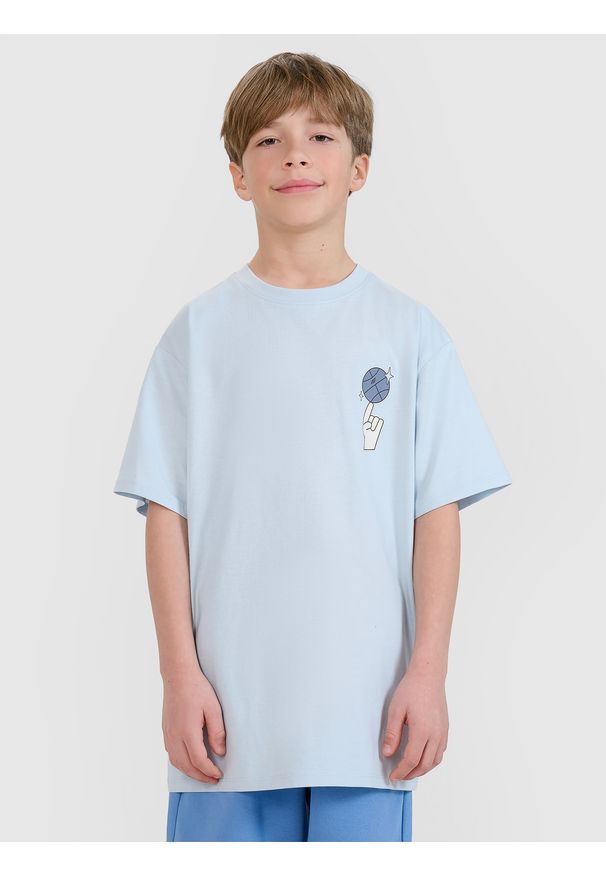 4f - 4F T-shirt oversize z nadrukiem chłopięcy - niebieski 122 (6-7 lat). Okazja: na co dzień. Kolor: niebieski. Materiał: bawełna, jersey, dzianina. Długość rękawa: krótki rękaw. Długość: krótkie. Wzór: nadruk. Sezon: lato. Styl: klasyczny, sportowy, casual