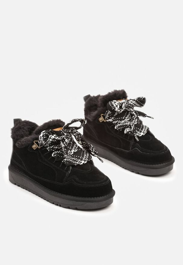 Born2be - Czarne Śniegowce Sneakersy Skórzane z Futerkiem i Ozdobnym Sznurowaniem Venerith. Okazja: na co dzień. Nosek buta: okrągły. Zapięcie: sznurówki. Kolor: czarny. Materiał: futro, skóra. Sezon: zima. Obcas: na obcasie. Styl: casual, klasyczny. Wysokość obcasa: niski