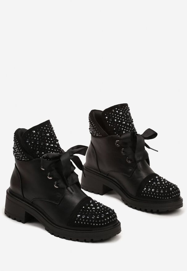 Renee - Czarne Botki ze Sznurowaną Cholewką i Cyrkoniowymi Zdobieniami Etintrella. Okazja: na co dzień. Zapięcie: sznurówki. Kolor: czarny. Szerokość cholewki: normalna. Wzór: aplikacja. Materiał: skóra. Obcas: na obcasie. Styl: glamour, casual, klasyczny, rockowy. Wysokość obcasa: średni