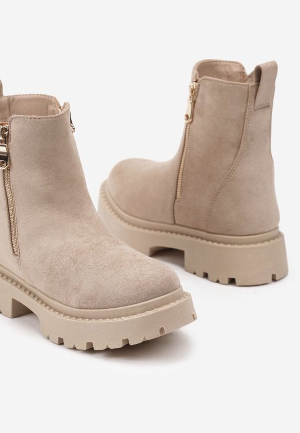 Renee - Ciemnobeżowe Płaskie Botki z Suwakiem Tinaferr. Okazja: na co dzień, na spacer. Kolor: beżowy. Sezon: jesień. Styl: casual, elegancki