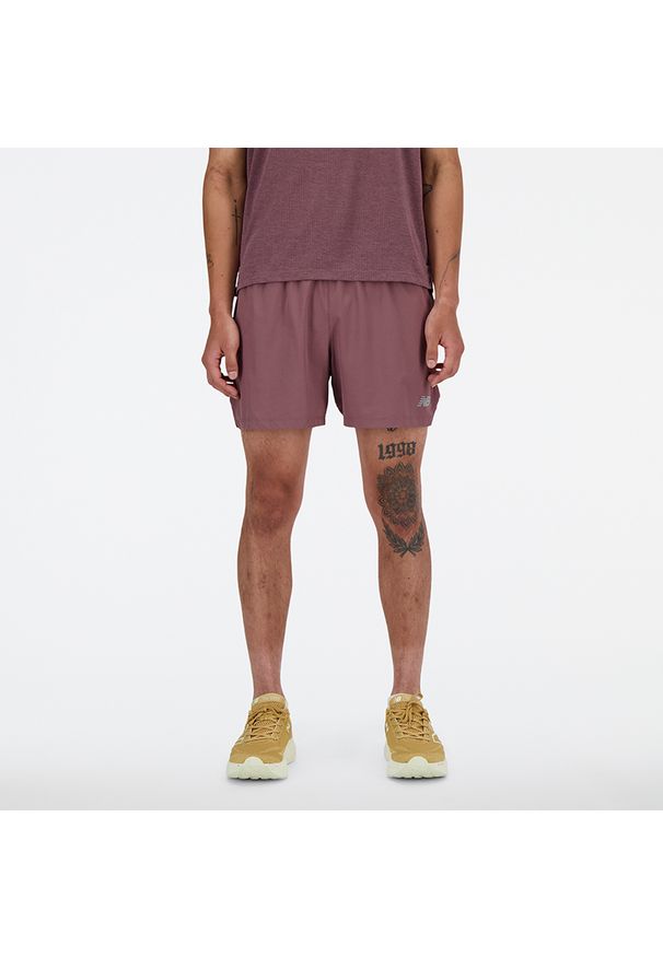 Spodenki męskie New Balance MS41286LIE – bordowe. Kolor: czerwony. Materiał: poliester, materiał, tkanina. Sport: fitness