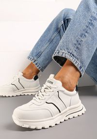 Renee - Biało-Czarne Klasyczne Sneakersy w Całości Wykonane ze Skóry Naturalnej Qubis. Okazja: na co dzień. Zapięcie: sznurówki. Kolor: biały. Materiał: skóra