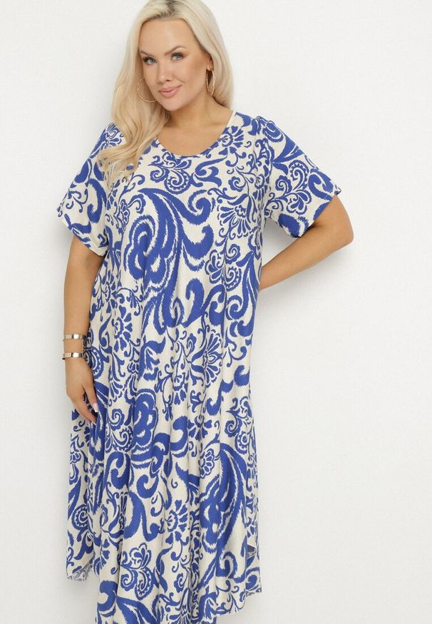 Born2be - Niebieska Rozkloszowana Sukienka z Wiskozy z Geometrycznym Wzorem Emisova. Okazja: na co dzień. Kolor: niebieski. Materiał: wiskoza. Długość rękawa: krótki rękaw. Wzór: geometria. Styl: casual, elegancki