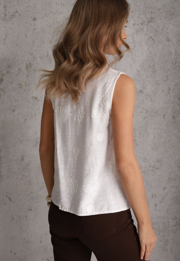 Renee - Biała Boho Koszula z Wiskozy Bez Rękawów Zdobiona Haftem Melirianne. Kolor: biały. Materiał: wiskoza. Długość rękawa: bez rękawów. Wzór: haft, aplikacja. Sezon: lato. Styl: boho
