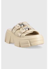 Steve Madden klapki Activator damskie kolor beżowy na platformie SM11002460. Kolor: beżowy. Materiał: materiał. Wzór: gładki. Obcas: na platformie #4