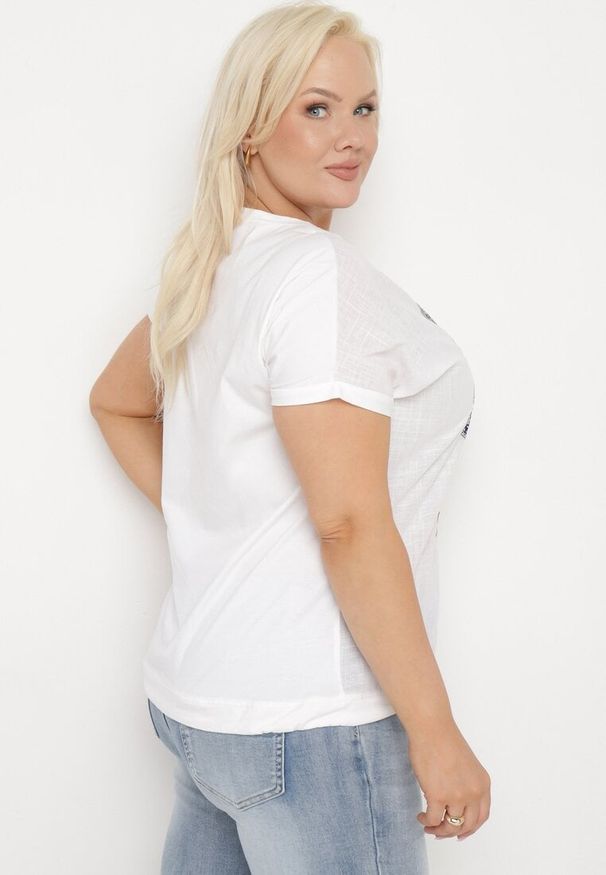 Born2be - Biała Bawełniana Bluzka ze Ściągaczem na Dole z Napisami i Cyrkoniami Tesaria. Okazja: na co dzień. Kolor: biały. Materiał: bawełna. Wzór: napisy. Styl: casual, elegancki