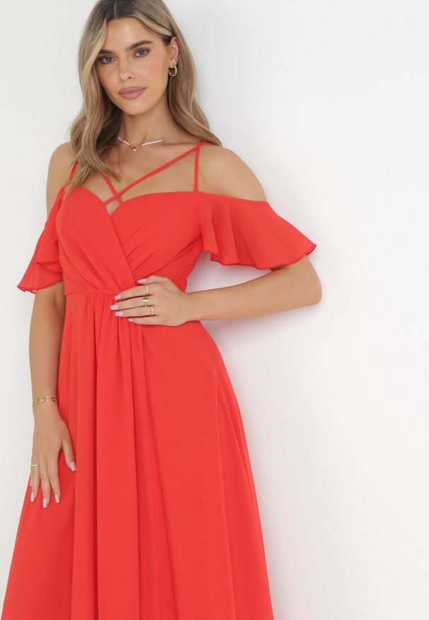 Born2be - Czerwona Maxi Sukienka o Rozkloszowanym Fasonie na Cienkich Skrzyżowanych Ramiączkach Hendina. Okazja: na imprezę, na ślub cywilny, na wesele. Typ kołnierza: dekolt hiszpanka. Kolor: czerwony. Długość rękawa: na ramiączkach. Typ sukienki: rozkloszowane. Długość: maxi
