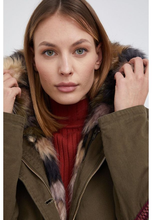 Desigual Parka damska kolor zielony przejściowa. Kolor: zielony. Materiał: futro, bawełna. Wzór: haft