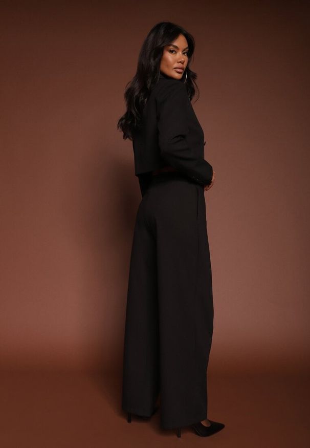 Renee - Czarny Komplet Garniturowy z Krótką Marynarką i Asymetrycznymi Spodniami Remilena. Kolor: czarny. Wzór: aplikacja