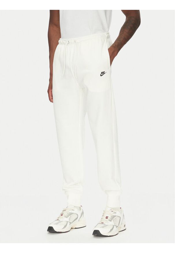 Nike Spodnie dresowe FN3801 Écru Regular Fit. Materiał: bawełna