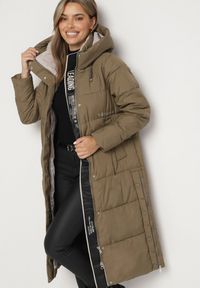 Born2be - Ciemnozielona Pikowana Kurtka o Pudełkowym Kroju z Kapturem Dwustronnym Suwakiem i Rozporkami Dainara. Okazja: na co dzień, na spacer. Typ kołnierza: kaptur. Kolor: zielony. Materiał: jeans. Sezon: zima. Styl: casual, elegancki #3