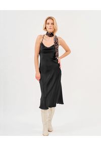 PAPROCKI&BRZOZOWSKI - Czarna sukienka z jedwabnej satyny. Kolor: czarny. Materiał: jedwab, satyna. Długość rękawa: na ramiączkach. Wzór: aplikacja. Styl: klasyczny. Długość: maxi