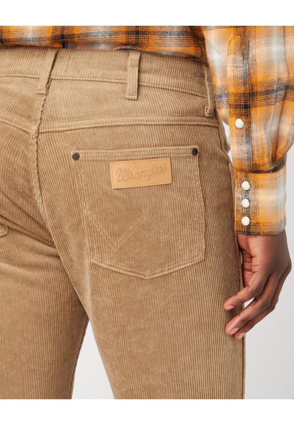 Wrangler - WRANGLER LARSTON MĘSKIE SPODNIE SZTRUKSOWE SZTRUKSY SZTRUKS LEAD GREY W18SA2M24. Materiał: sztruks