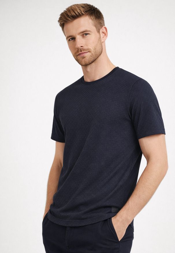 Volcano - T-shirt w kolorze granatowym TM-SAMUEL. Okazja: na co dzień. Kolor: niebieski. Materiał: dzianina, materiał, bawełna. Długość rękawa: krótki rękaw. Długość: krótkie. Wzór: geometria, gładki, ze splotem. Styl: casual, klasyczny