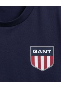GANT - Granatowy t-shirt Retro Shield. Kolor: niebieski. Materiał: bawełna. Wzór: nadruk. Styl: retro #5