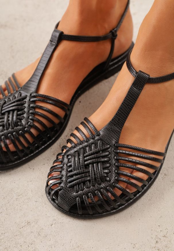 Renee - Czarne Sandały VICES z Przeplatanymi Paskami i Zakrytym Noskiem Usinlisa. Okazja: na co dzień. Zapięcie: pasek. Kolor: czarny. Wzór: paski. Styl: boho, casual, elegancki