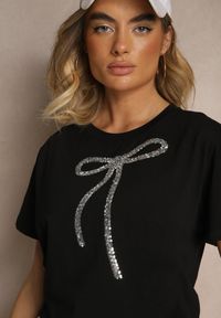 Renee - Czarny Bawełniany T-shirt z Cekinową Aplikacją w Kształcie Kokardy Tenuria. Okazja: na co dzień. Typ kołnierza: kokarda. Kolor: czarny. Materiał: bawełna. Wzór: aplikacja. Styl: glamour, klasyczny, elegancki, casual #4