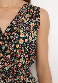 Born2be - Czarno-Żółta Wiskozowa Sukienka w Kwiaty z Kopertową Górą Nervila. Kolor: czarny. Materiał: wiskoza. Wzór: kwiaty. Typ sukienki: kopertowe #4