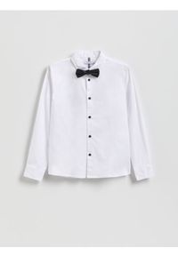 Reserved - Elegancka koszula z muchą - biały. Kolor: biały. Materiał: tkanina, bawełna. Styl: elegancki #1