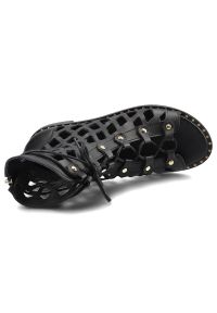 Czarne Sandały Carinii Buty Damskie Obuwie Na Lato. Okazja: na co dzień. Kolor: czarny. Materiał: skóra. Wzór: aplikacja. Sezon: lato. Obcas: na obcasie. Styl: boho, casual. Wysokość obcasa: niski #5