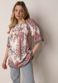 Born2be - Czerwona Wiskozowa Bluzka w Etniczny Wzór z Frędzlami w Stylu Boho Raimine. Okazja: do pracy, na co dzień. Kolor: czerwony. Materiał: wiskoza. Wzór: gładki. Styl: boho #8