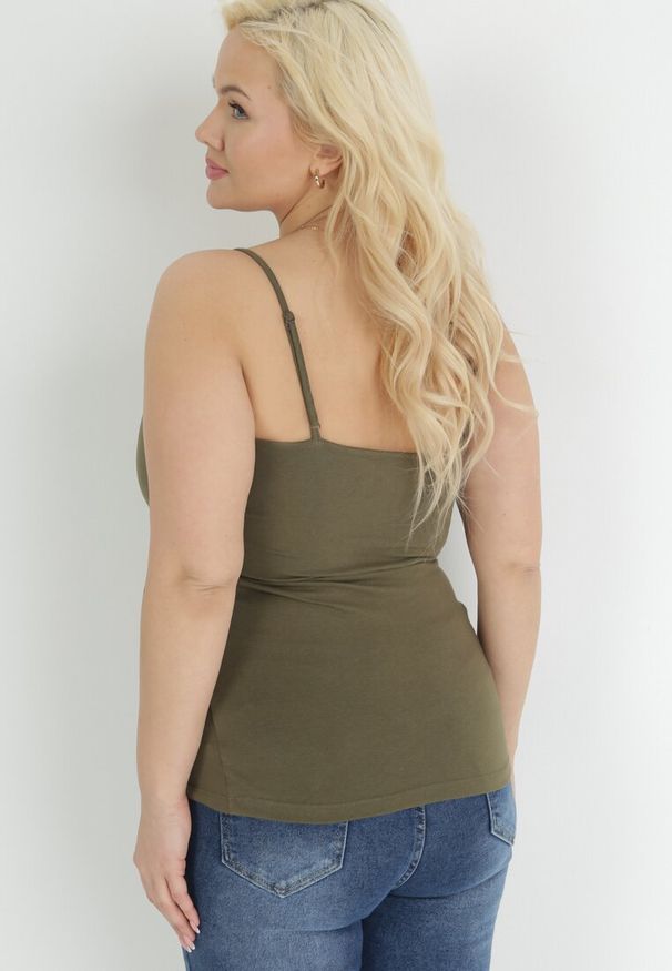 Born2be - Ciemnozielony Top na Cienkich Regulowanych Ramiączkach z Okrągłym Dekoltem Narenia. Okazja: na co dzień. Kolor: zielony. Materiał: jeans, materiał, bawełna. Długość rękawa: na ramiączkach. Styl: klasyczny, elegancki, casual