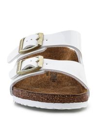 Klapki Birkenstock Arizona Bs 1027150 białe. Okazja: na co dzień, na uczelnię, na spacer. Kolor: biały. Materiał: lakier. Wzór: paski. Styl: casual, elegancki #2