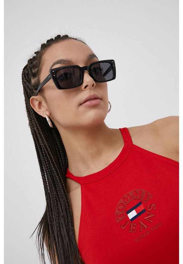Tommy Jeans sukienka kolor czerwony mini dopasowana. Kolor: czerwony. Materiał: dzianina. Wzór: aplikacja. Typ sukienki: dopasowane. Długość: mini