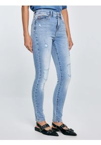 Big-Star - Jeansy damskie z wysokim stanem z przetarciami jasnoniebieskie Adela High Waist 156. Okazja: na co dzień. Stan: podwyższony. Kolor: niebieski. Styl: elegancki, casual #4