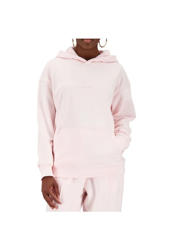 Bluza New Balance WT23554WAN - różowa. Typ kołnierza: kaptur. Kolor: różowy. Materiał: bawełna, tkanina. Wzór: napisy, aplikacja, haft. Styl: sportowy, klasyczny
