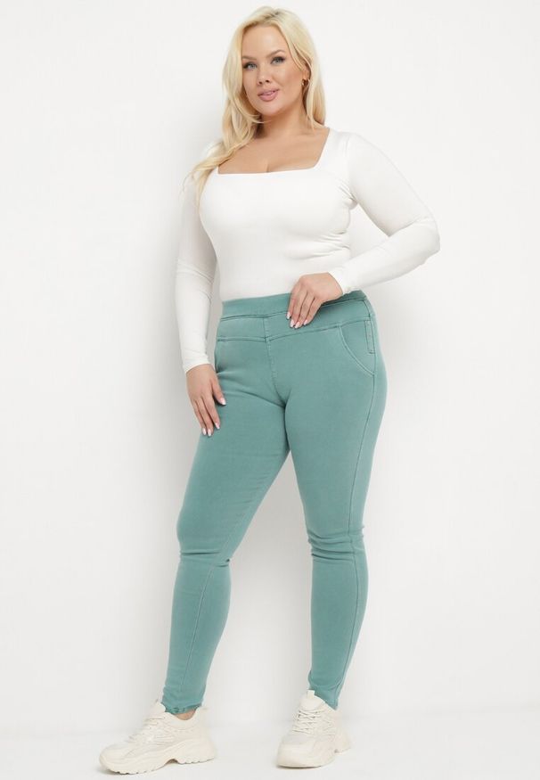 Born2be - Jasnozielone Spodnie z Gumką w Talii i Prostymi Nogawkami Lotlipa. Okazja: na co dzień, na spotkanie biznesowe. Kolekcja: plus size. Kolor: zielony. Styl: biznesowy, elegancki, casual