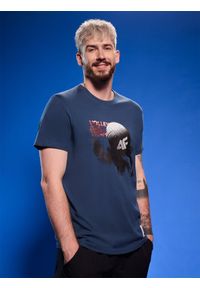 4f - 4F T-shirt regular z nadrukiem siatkarskim męski - granatowy S. Okazja: do domu, na co dzień. Kolor: niebieski. Materiał: jersey, materiał, bawełna. Wzór: nadruk. Styl: casual, sportowy, klasyczny #1