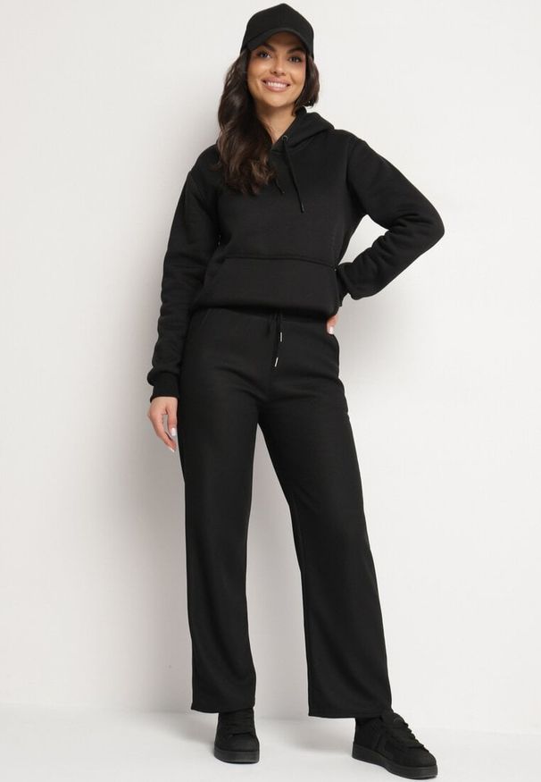 Born2be - Czarne Szerokie Spodnie Dresowe z Ociepleniem i Sznurkiem Nelannea. Okazja: na co dzień. Kolor: czarny. Materiał: dresówka. Styl: elegancki, casual