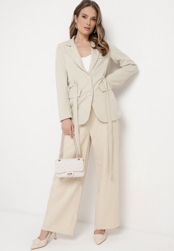 Born2be - Beżowa Marynarka Jednorzędowa z Ozdobnym Paskiem i Klapami Orianella. Okazja: na spotkanie biznesowe, do pracy. Kolor: beżowy. Materiał: jeans. Styl: elegancki, biznesowy