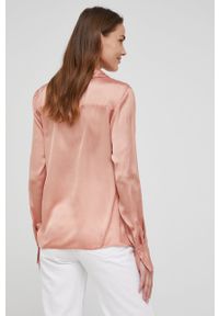 Answear Lab koszula damska kolor różowy regular z kołnierzykiem klasycznym. Okazja: na co dzień. Typ kołnierza: kołnierzyk klasyczny. Kolor: różowy. Materiał: tkanina. Długość rękawa: długi rękaw. Długość: długie. Styl: wakacyjny, klasyczny #2
