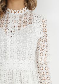 Born2be - Biała Koronkowa Sukienka Mini z Falbanką Kamari. Kolor: biały. Materiał: koronka. Wzór: gładki. Sezon: wiosna, lato. Długość: mini #2