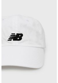 New Balance czapka bawełniana kolor biały z aplikacją. Kolor: biały. Materiał: bawełna. Wzór: aplikacja