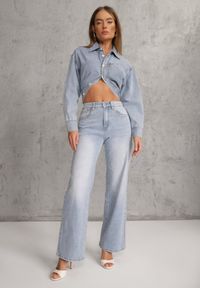 Renee - Niebieskie Szerokie Jeansy Ozdobione Nitami High Waist z Bawełną Typhele. Okazja: na co dzień. Stan: podwyższony. Kolor: niebieski. Wzór: aplikacja. Sezon: wiosna. Styl: casual, klasyczny #2