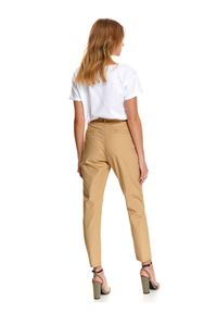 TOP SECRET - Tkaninowe spodnie z zakładkami. Stan: podwyższony. Kolor: beżowy. Materiał: tkanina. Długość: do kostek. Sezon: lato #3