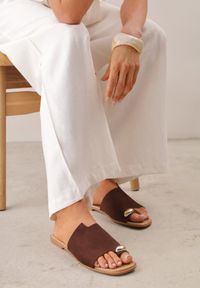 Born2be - Brązowe Klapki VICES na Płaskiej Podeszwie z Paskiem na Palec i Aplikacją Oriphite. Okazja: na co dzień. Kolor: brązowy. Materiał: jeans, len. Wzór: aplikacja. Obcas: na płaskiej podeszwie. Styl: elegancki, wakacyjny, casual #3