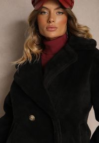 Renee - Czarny Dwurzędowy Płaszcz z Futerkiem Zelirra. Okazja: na co dzień. Kolor: czarny. Materiał: futro. Sezon: zima, jesień. Styl: elegancki, casual