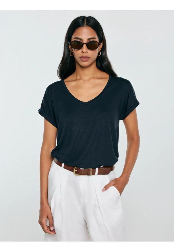 Big-Star - Koszulka damska o luźnym kroju granatowa Valeria 403. Okazja: na co dzień. Typ kołnierza: dekolt w serek. Kolor: niebieski. Materiał: dzianina, skóra, jeans, wiskoza. Styl: casual, klasyczny, elegancki