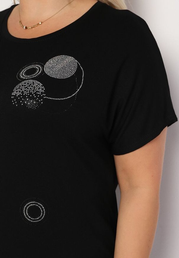 Born2be - Czarny T-shirt z Bawełny Wykończony Cyrkoniami Krissianne. Okazja: do pracy, na co dzień. Kolor: czarny. Materiał: bawełna. Wzór: aplikacja, geometria. Styl: elegancki, casual