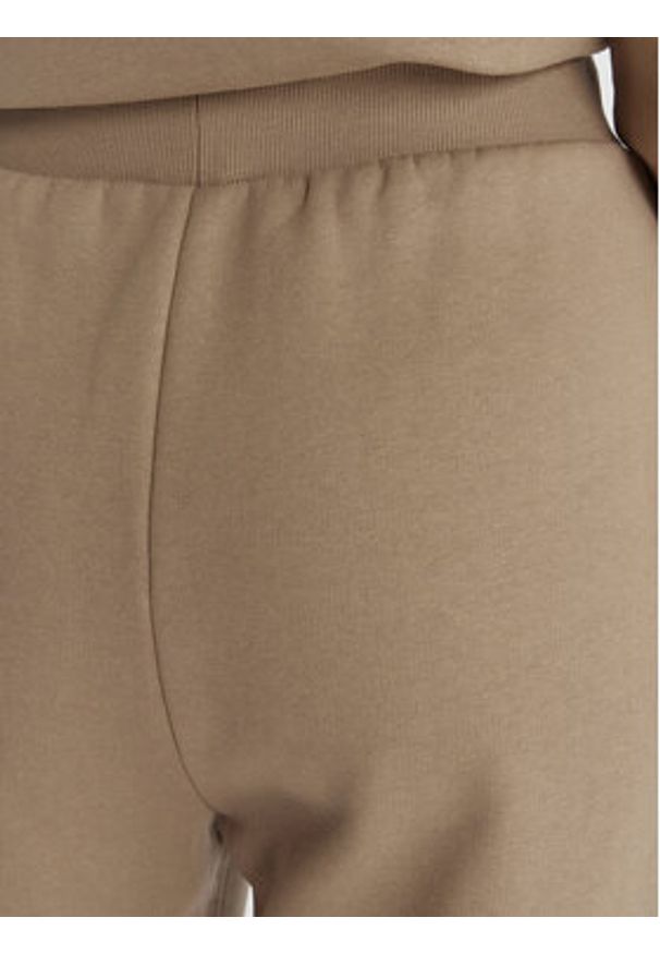 Guess Spodnie dresowe V6RB15 K9V31 Beżowy Regular Fit. Kolor: beżowy. Materiał: bawełna